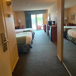 Deluxe Queen Room Pool Side